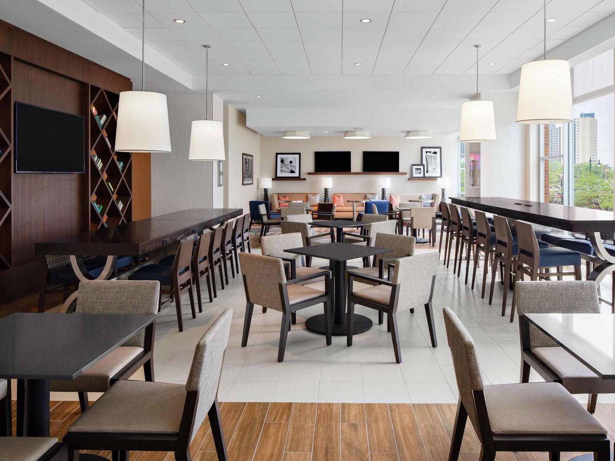 Hampton Inn Chicago Mccormick Place Экстерьер фото